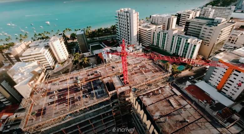 Esta parte do site tem uma imagem de capa que leva a um video no youtube é a imagem principal do slide e esta imagem tem o tamanho de 780 pixels de altura e 430 pixels de largura.